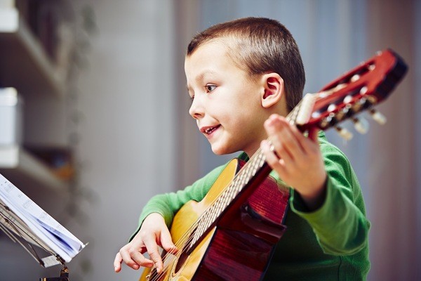 Peut-on apprendre à jouer d'un instrument de musique sans professeur